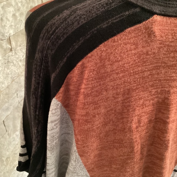 Left on Houston Color-Blocking Sweater - Picture 7 of 11